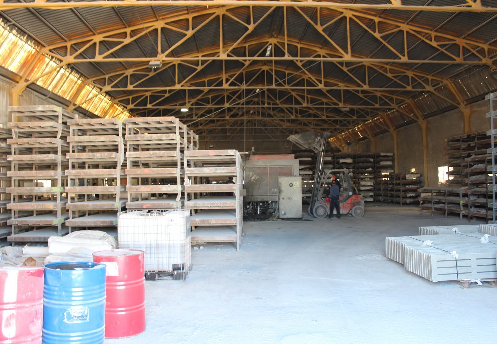 Almacén de la fábrica con material ganadero
