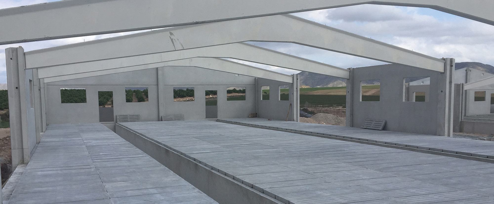 Nave en construcción con muros prefabricados